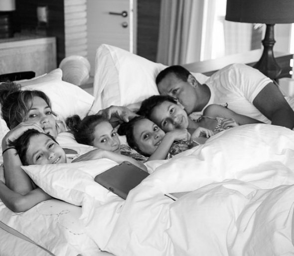 Алекс Родригес в Instagram поделился черно-белым снимком, где они вместе с любимой Дженнифер Лопес и детьми