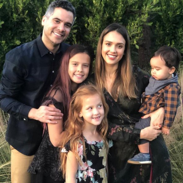 Джессика Альба выложила фото с мужем и тремя детьми.