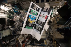 На Міжнародній космічній станції знайшли папку з унікальними матеріалами. Фото: Twitter