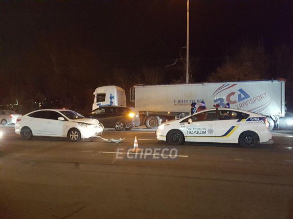 В Киеве автомобиль сбил грабителя, который перебегал дорогу.