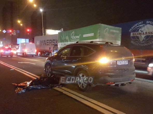 В Киеве автомобиль сбил грабителя, который перебегал дорогу.