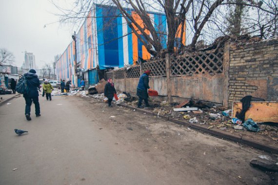 Після знесення залишилось сміття