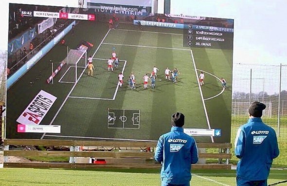 У вільний від тренувань час, на величезному екрані можна пограти в FIFA