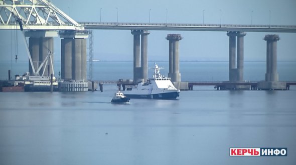 Показали фото судна, что перекрыло проход через Керченский мост. Фото: КерьИнфо