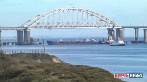 Показали фото судна, яке перекрило прохід через Керченський міст. Фото: КерьИнфо