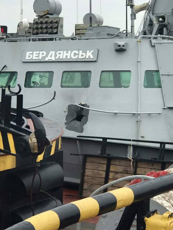 Дыра в правом борту катера "Бердянск" после попадания снаряда из российского сторожевого корабля класса "Изумруд"