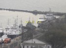 Російські  окупанти відконвоювали  українські кораблі на одну зі своїх баз у Керчі