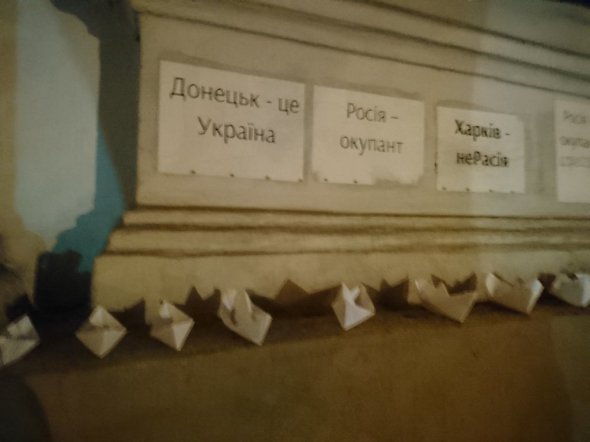 Люди вийшли з вимогою, щоб Росія припинила агресію проти України