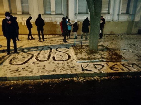 Люди вийшли з вимогою, щоб Росія припинила агресію проти України