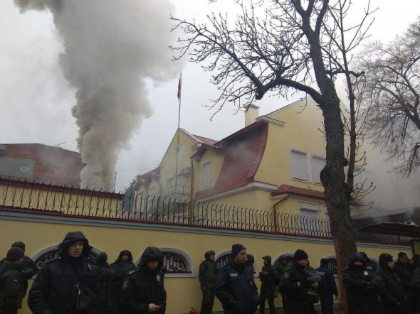 Люди вийшли з вимогою, щоб Росія припинила агресію проти України