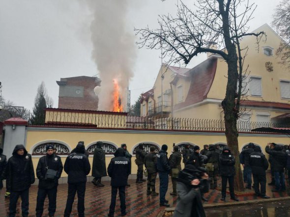 Люди вийшли з вимогою, щоб Росія припинила агресію проти України