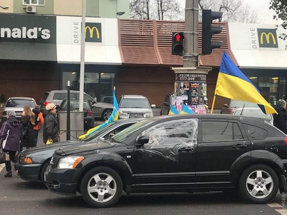 Люди вышли с требованием, чтобы Россия прекратила агрессию против Украины