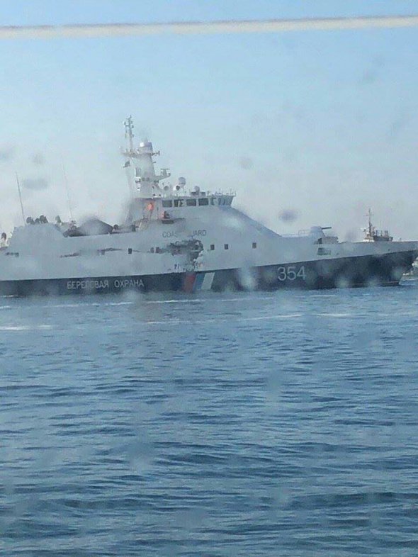Російський корабель "Ізумруд" після зіткнення в Азовському морі
