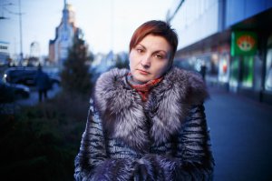 Диана Петреня, 39 лет. Родилась в Николаеве. Окончила Николаевский национальный аграрный университет. До войны работала в IT-сфере и была частными предпринимателем. С весны 2014 года - волонтер и координатор Фонда помощи стране "Крылья Феникса" в Николаеве, персонально занималась 79-й десантно-штурмовой бригадой. В ноябре 2014-го - присоединилась к "Волонтерского десанта" в Миниестрестви обороны в качестве эксперта по вопросам реформирования питания армии. С июня 2018 года - руководитель Проектного офиса реформ Министерства обороны Украины. До этого успешно курировала направление реформы питания в Вооруженных силах Украины. О семье не рассказывает.