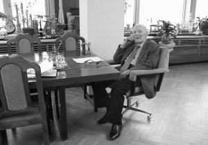 Борис Патон сидить у своєму кабінеті в Національній академії наук України. Її очолює 56 років