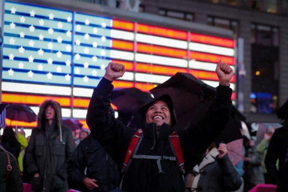 Люди радіють на Таймс-сквер у Нью-Йорку радіють вдалій посадці комічного апарату NASA на поверхню Марсу. Фото: REUTERS