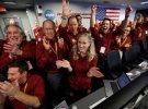 Инженеры NASA в лаборатории реактивного движения NASA реагируют на первую фотографию, которую прислал космичниц корабль InSight после удачной посадки. Фото: REUTERS