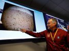 Менеджер проекту Том Хоффман вказує на першу картину, відправлену на Землю з Марса космічним кораблем InSight в лабораторії реактивного руху NASA в Пасадені, штат Каліфорнія. Фото: REUTERS