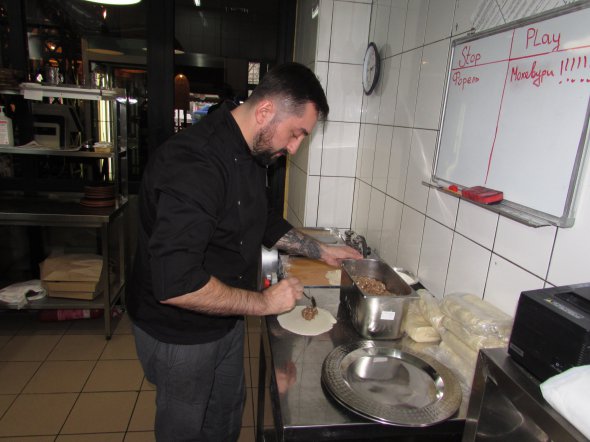 Шеф-кухар Резо Теймуразов із Грузії  півтора роки тому переїхав до Вінниці.    