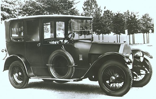 Lancia Theta - перший європейський автомобіль з повною електричною системою, з робочим вогнем, стартерним двигуном і навіть освітлювальною панеллю приладів.