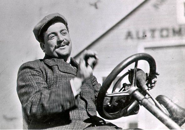 Винченцо Лянча — прославленный гонщик, водитель-испытатель, инженер-новатор, успешный предприниматель и отец-основатель итальянской автостроительной компании Lancia