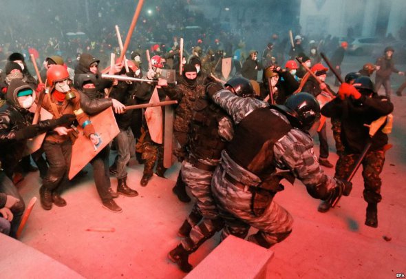 Противостояние членов Правого сектора и бойцов спецподразделения "Беркут" в январе 2014 года