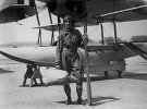 Лейтенант Берд біля свого літака. Фото: Вікіпедія