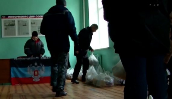 В оккупированном Донецке на отжатом боевиками предприятии вместо денег выдают продукты