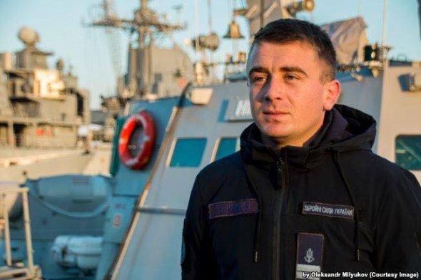 Командир захопленого катеру “Нікополь” , старший лейтенант Богдан Небилиця, 1994 р.н. Був в числі курсантів Академії ВМС ім. Нахімова, які відмовилися присягнути РФ і співали гімн України, коли російські військові спускали український прапор і піднімали свій.