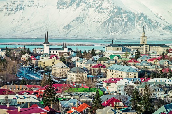 У столиці Ісландії Рейк’явіку живуть 120 тисяч людей. За 10 кілометрів від міста височіє гірський хребет Еша. Він майже весь рік вкритий снігом