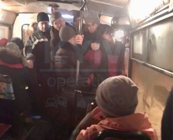 У Києві чоловік з криками “Я тебе вб’ю!” та з ножем напав на дівчину у маршрутці №439
