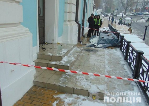 Столичные правоохранители задержали мужчину, который бросил бутылки с зажигательной смесью в двери Андреевской церкви
