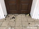 Столичные правоохранители задержали мужчину, который бросил бутылки с зажигательной смесью в двери Андреевской церкви