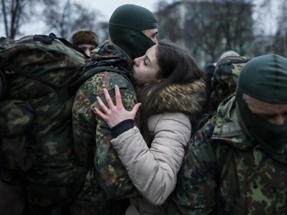 На период действия военного положения граждане, находящиеся на воинском учете не могут менять место жительства без разрешения военного комиссара