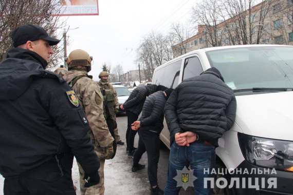 Правоохранители Житомира задержали 3-х мужчин по подозрению в квартирной краже. С награбленным бежали на автомобиле Opel