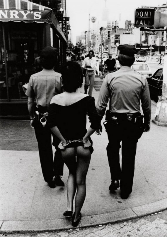 Фотограф Мирон Цовнир показал криминогенный Нью-Йорк 1980-х