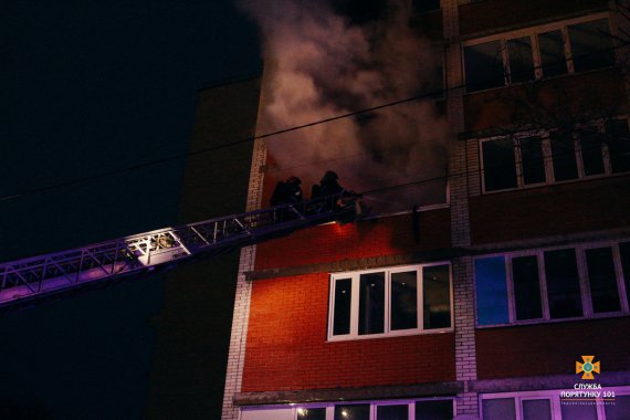 В Тернополе в 9-этажном многоквартирном жилом доме по ул. Текстильной возник крупный пожар