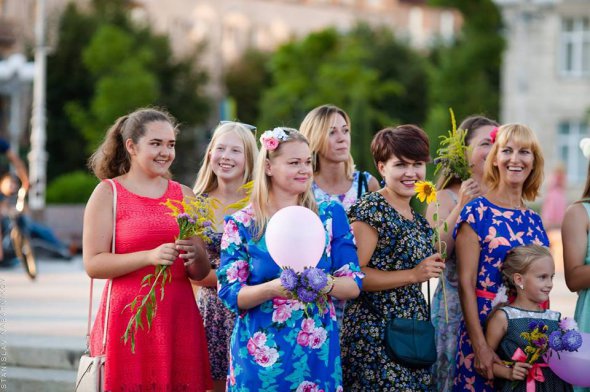 Татьяна Шульдишова, с белым шариком, принимает участие в Международном флешмобе женственности в 2017-м