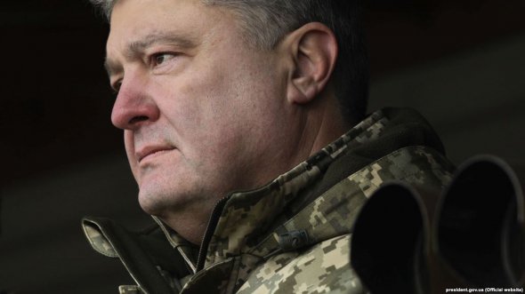 Эксперт убежден, что Петр Порошенко ввел военное положение только для отмены выборов