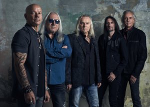 До сучасного складу  Uriah Heep входять (зліва направо) ударник Рассел Гілбрук, гітарист Мік Бокс,вокаліст Берні Шоу, басист Девід Ріммер  клавішник Філ Лензон.