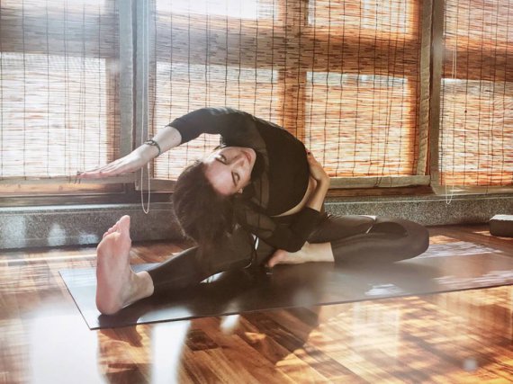 Александра Васина работает в Китае моделью, фотографом и преподает йогу