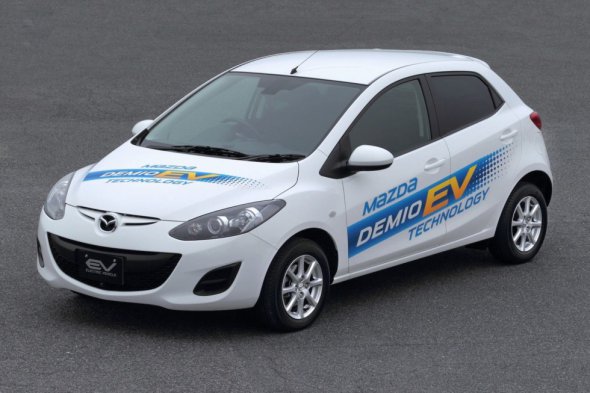Фирма Mazda представит свой первый серийный электромобиль в 2020 году. Фото: avtoblog.ua