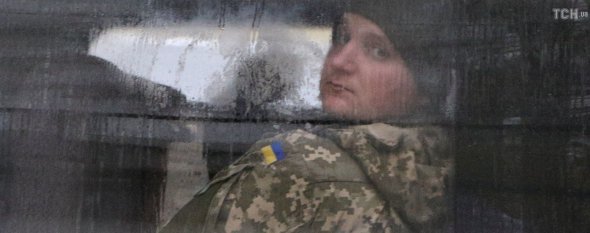 Полонений Росією український моряк у автомобілі ФСБ під будівлею Київського суду у місті Сімферополі 