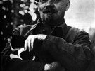 Котика гладит вождь российских большевиков Владимир Ленин
