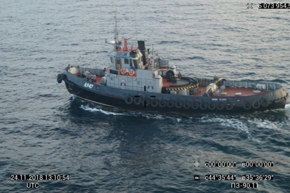 Пограничники РФ применили оружие на поражение против корабля ВМС Украины "Бердянск" 25 ноября в нейтральных водах, а не в "территориальном море" России, как заявили в ФСБ