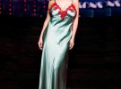 Українська співачка Тіна Кароль засвітила декольте  у атласній сукні з мереживом  на   церемонії M1 Music Awards 2018