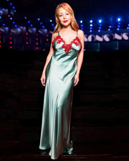 Украинская певица Тина Кароль засветила декольте в атласном платье с кружевом на церемонии M1 Music Awards 2018