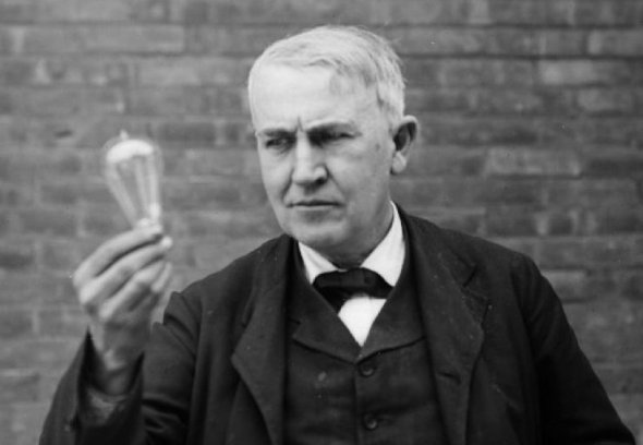 Томас Эдисон впервые публично продемонстрировал работу лампы накаливания в 1897 году. Фото: Википедия