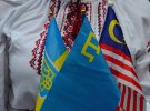 Участники акции держали флаги Украины, крымских татар и Малайзии