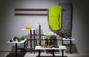 Для інсталяції ”Пари” художника Джеймса Беккета з Південної Африки використали 155 експонатів Музею Революції гідності. Роботу можна побачити в київському ”Мистецькому Арсеналі”